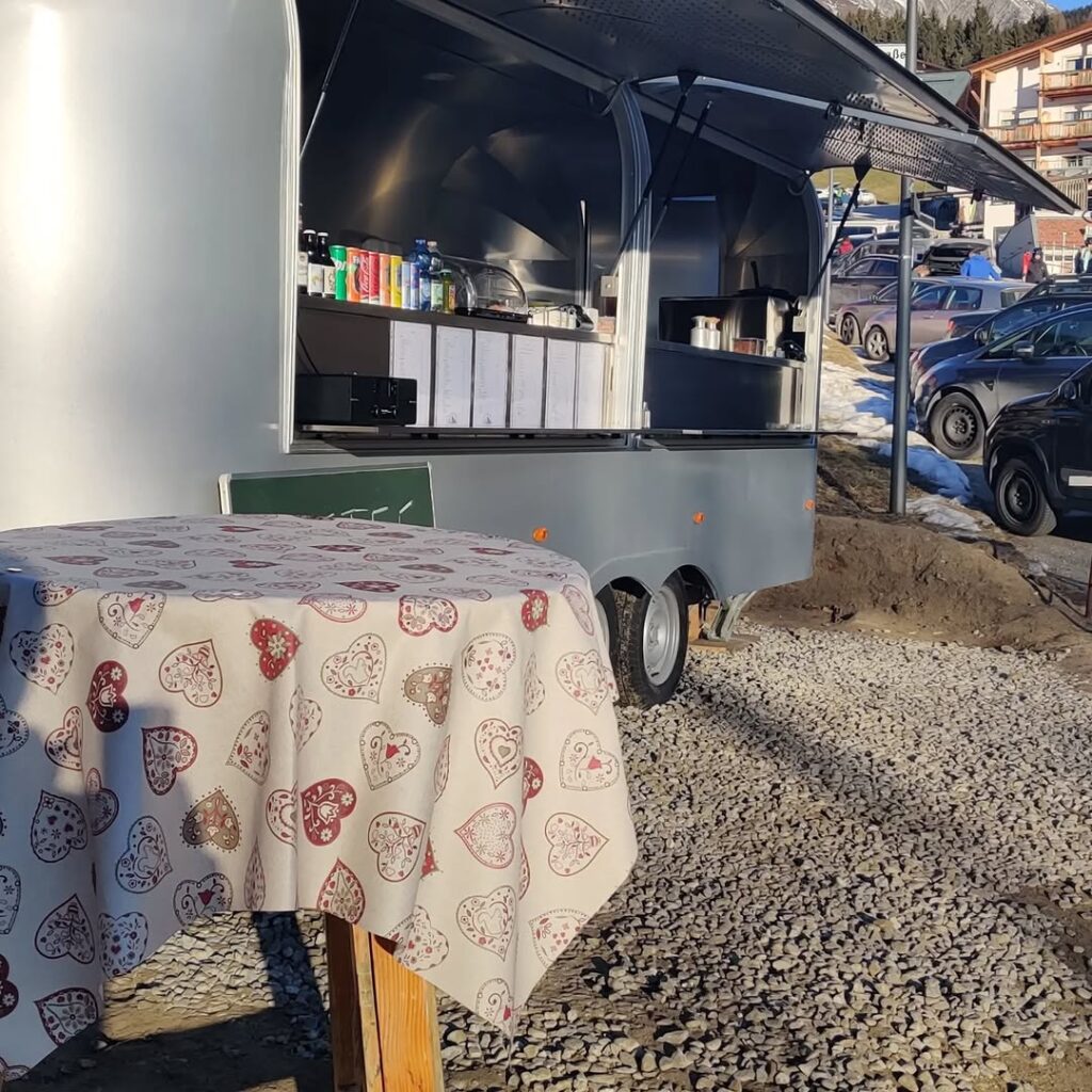 Imbiss Südtirol Mountain Bistro Meransen Vorderansicht mit Tisch
